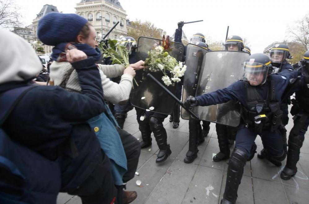 En París, la manifestación ha sido disuelta por la policía. Frente...