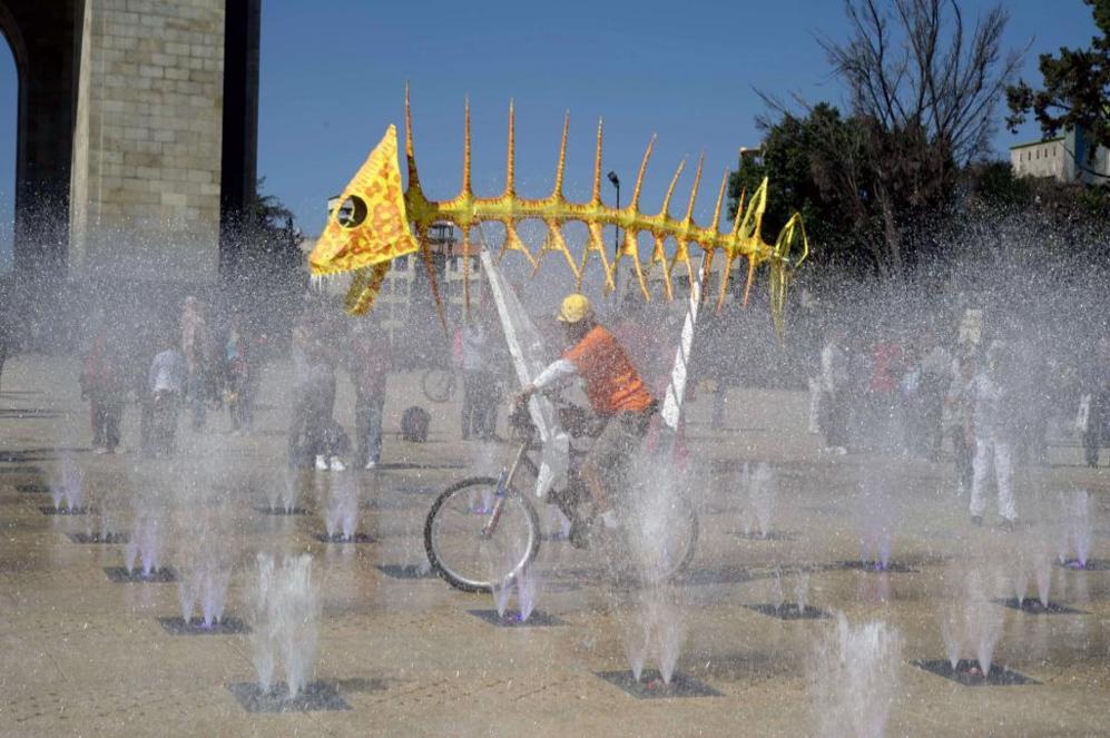 Un activista de Greenpeace monta en bicicleta en México D.F.
