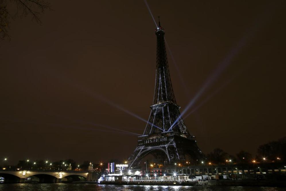 La Torre Eiffel está proyectando diferentes mensajes en su...
