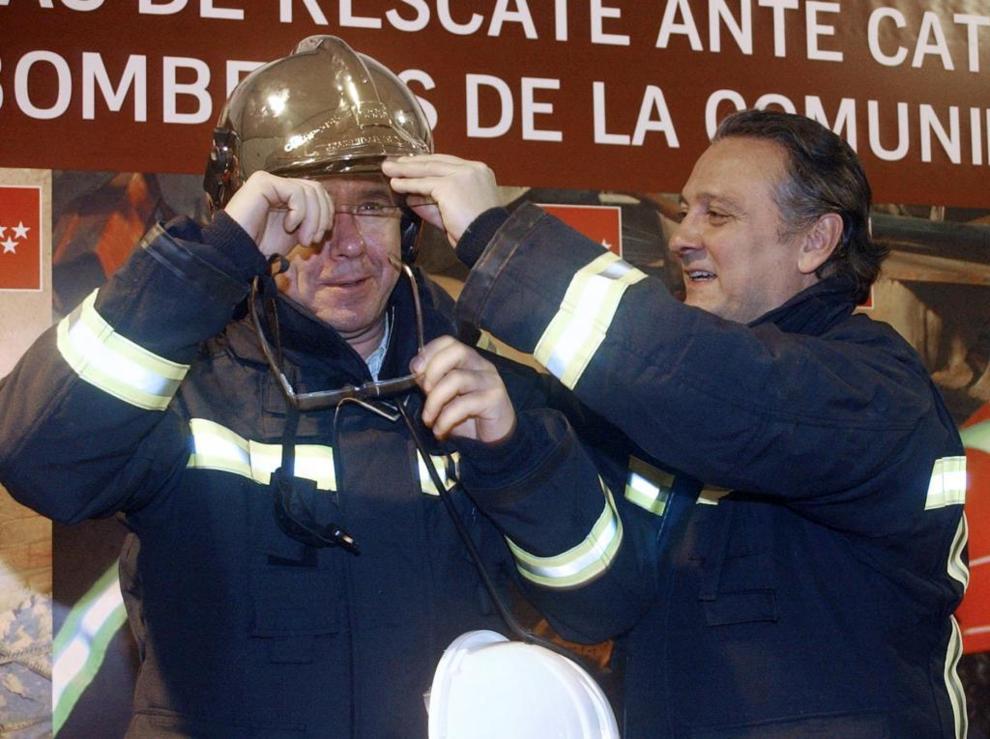 Alfredo Prada le coloca un casco de bombero a Francisco Granados...