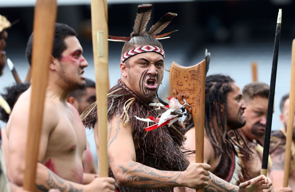 Hombres maores que realizan una representacin de una danza durante...