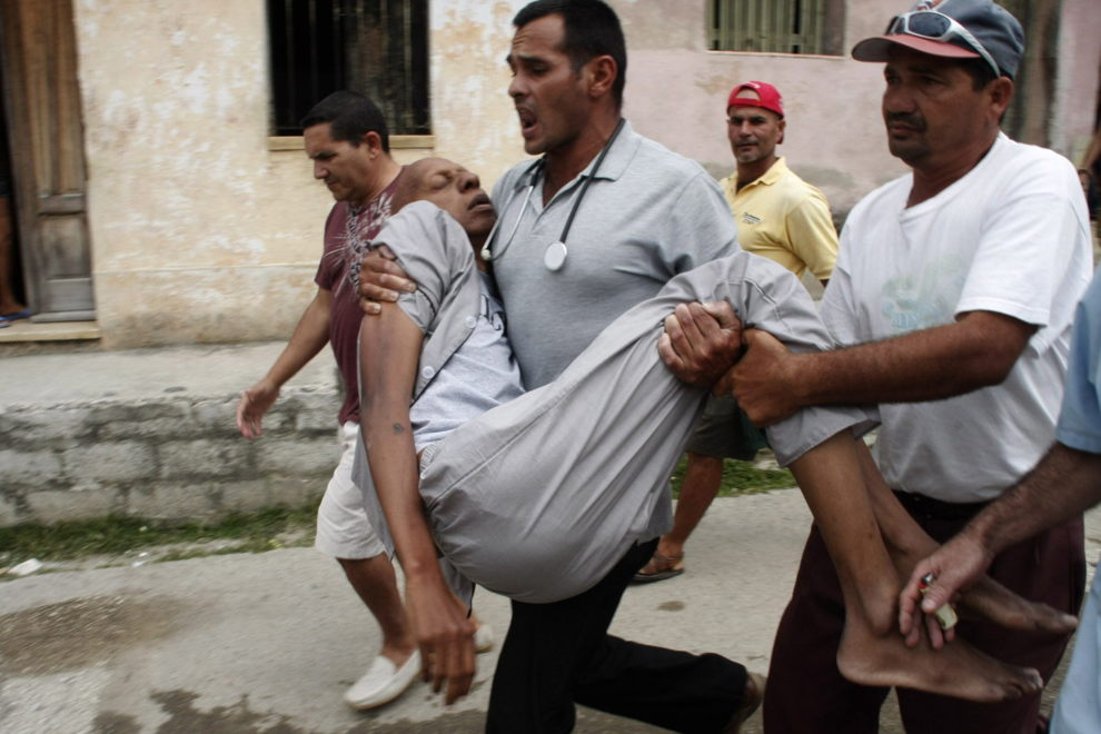 Cuba anuncia restricciones de viaje para médicos por las salidas masivas de...