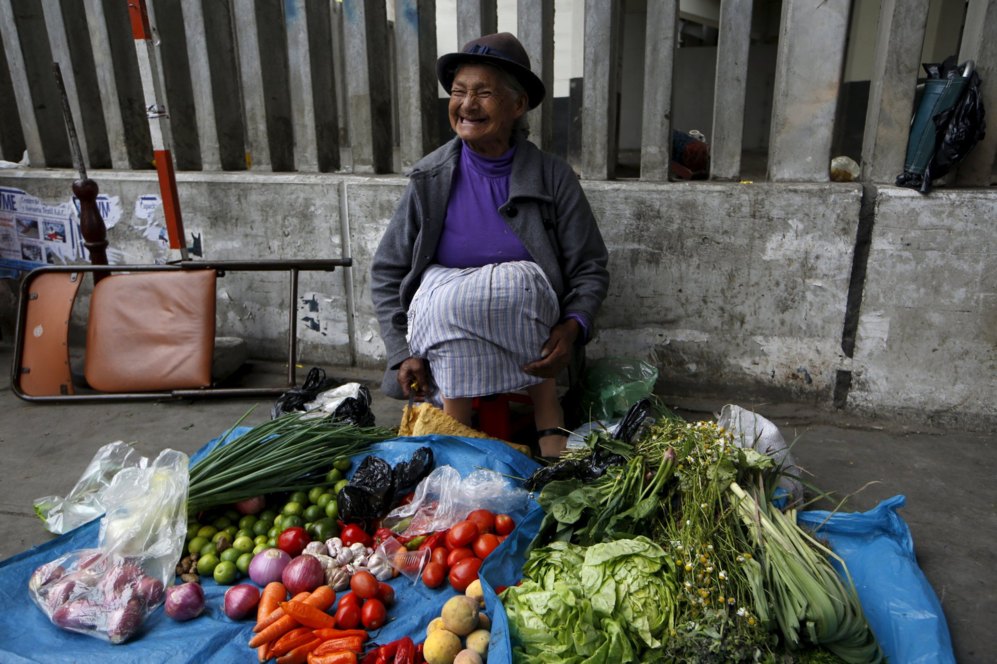 Una mujer vende verduras cerca de una estacin de tren de metro en el...