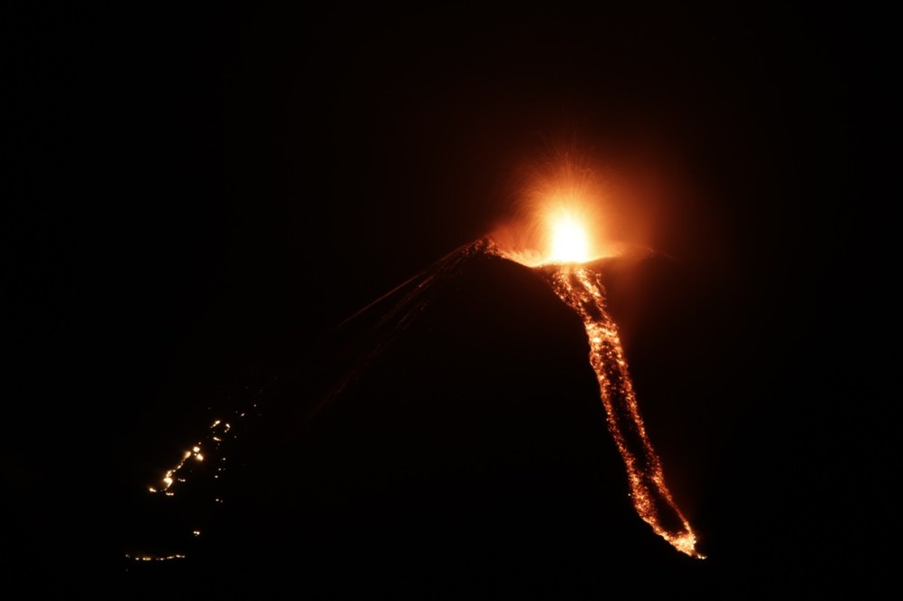 Vista del volcn Momotombo en erupcin desde la comunidad Papalonal...