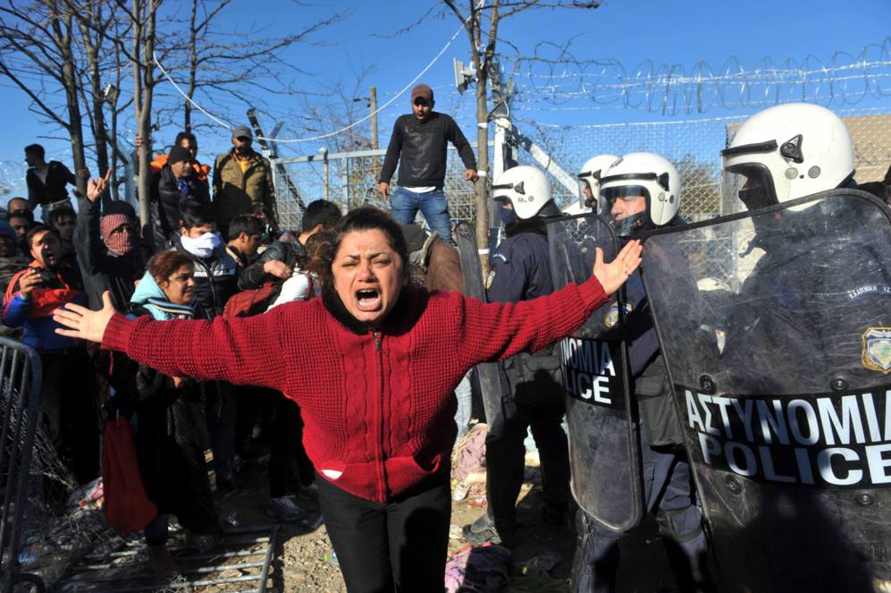 Una mujer grita en los choques entre la polica griega y los...