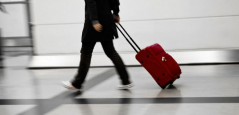 Una joven con una maleta en un aeropuerto