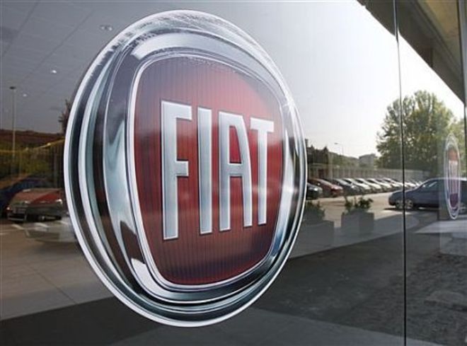 Logotipo de Fiat en el escaparate de un concesionario