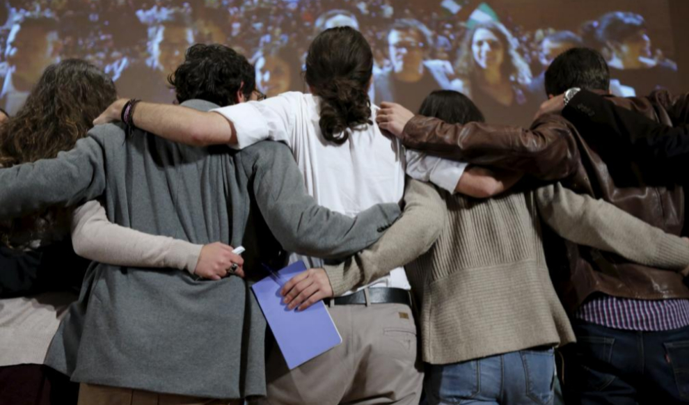 Pablo Iglesias, en el centro, abraza a miembros de Podemos en el mitin...