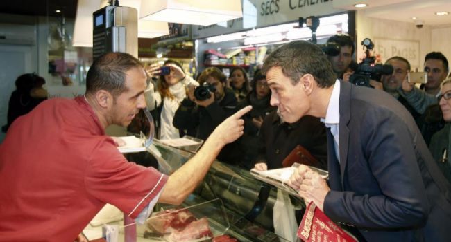 Pedro Snchez habla con un carnicero del mercado de la Guineueta, en...