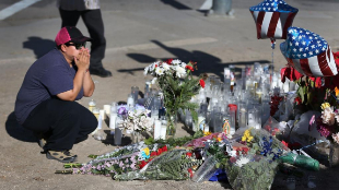 Flores y velas en el lugar de la masacre en San Bernardino.