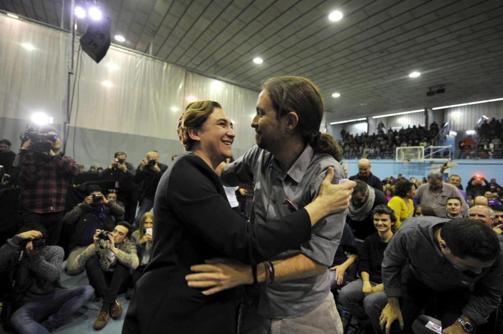 Pablo Iglesias y Ada Colau se abrazan en un momento del mitin.