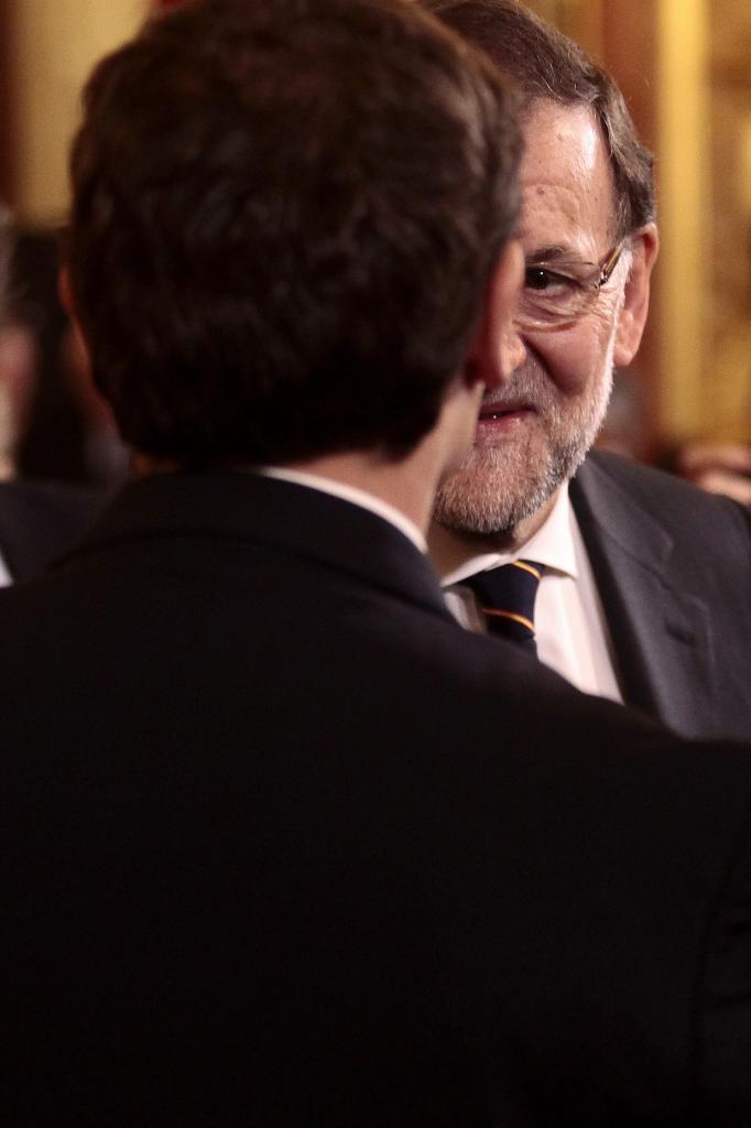El presidente del Gobierno, Mariano Rajoy, dialoga con el lder de...