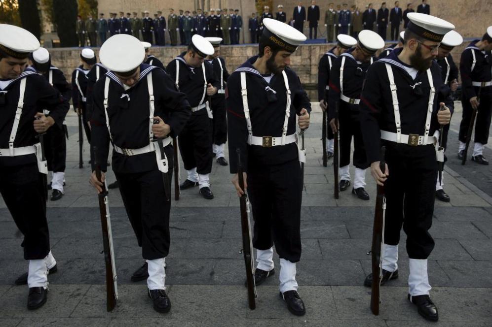 Miembros de las Fuerzas Armadas durante la ceremonia de izado de la...