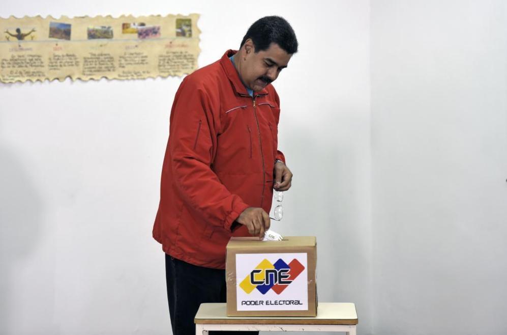 El presidente de Venezuela, Nicols Maduro, vota en un centro de...
