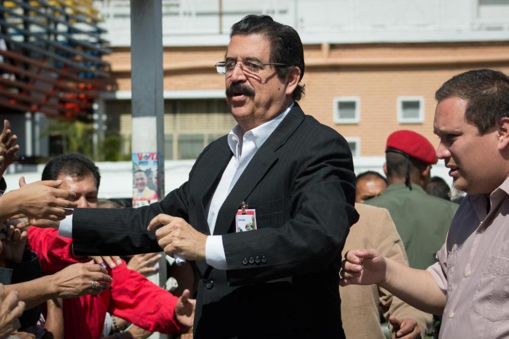 El ex presidente de Honduras Manuel Zelaya ha acudido al centro de...