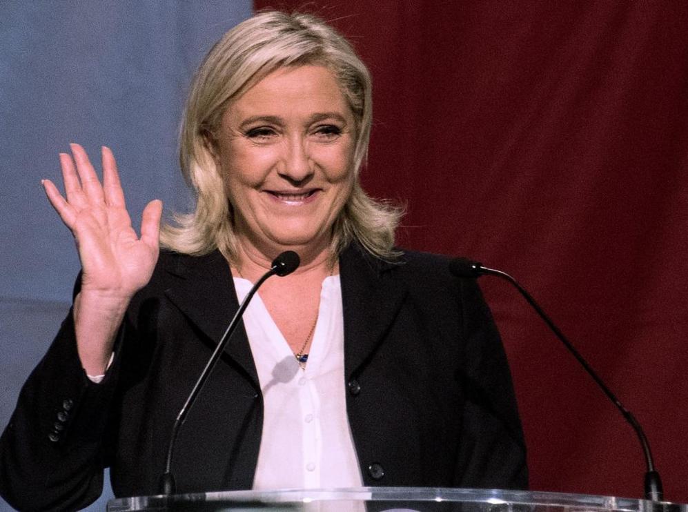 La presidenta del Frente Nacional, Marine Le Pen, muestra su alegra...