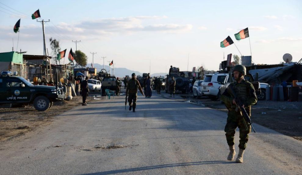 Soldados del Ejrcito afgano patrullan los alrededores del aeropuerto...