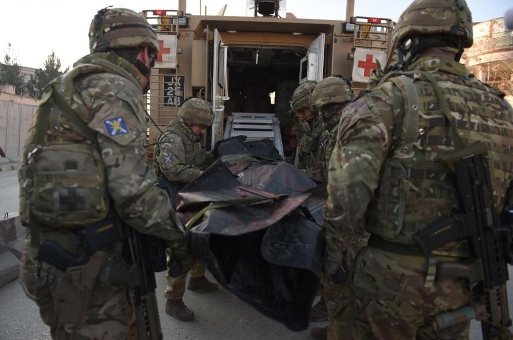 Soldados britnicos de la OTAN meten el cuerpo de una de las...