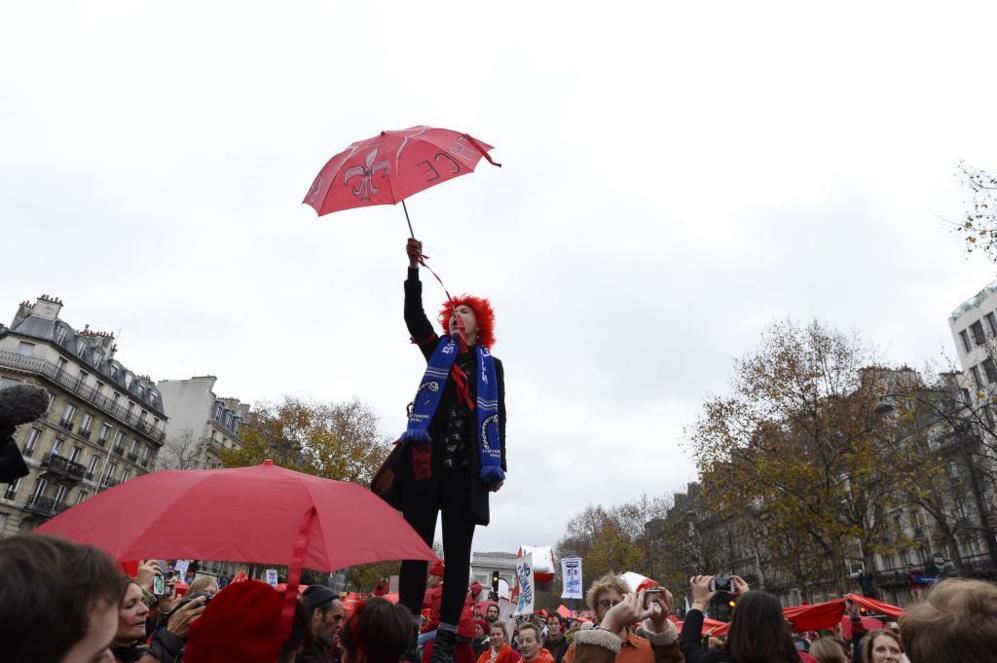Un activista sostiene un paraguas dentro de una de las 'lneas rojas'...