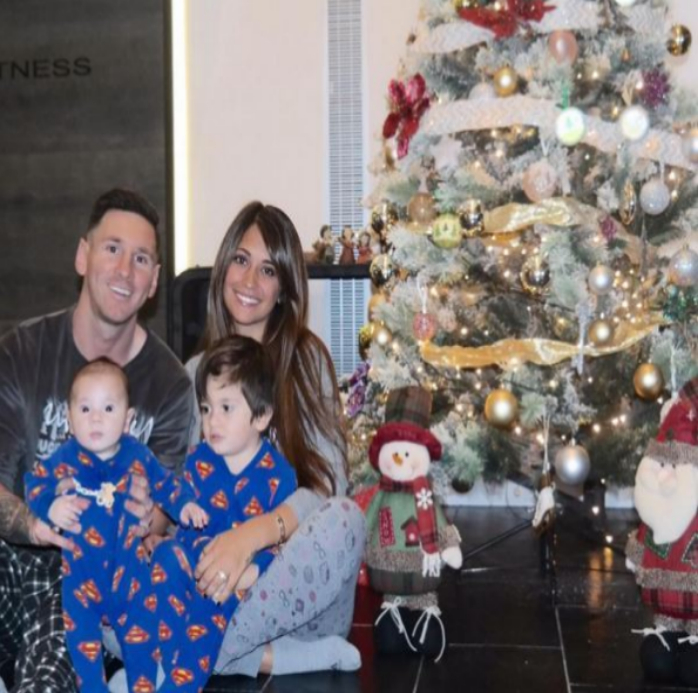 El astro argentino pos con su mujer y sus dos hijos en la foto...