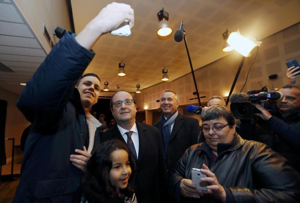 Un joven francs ha querido hacerse un 'selfie' con el presidente...