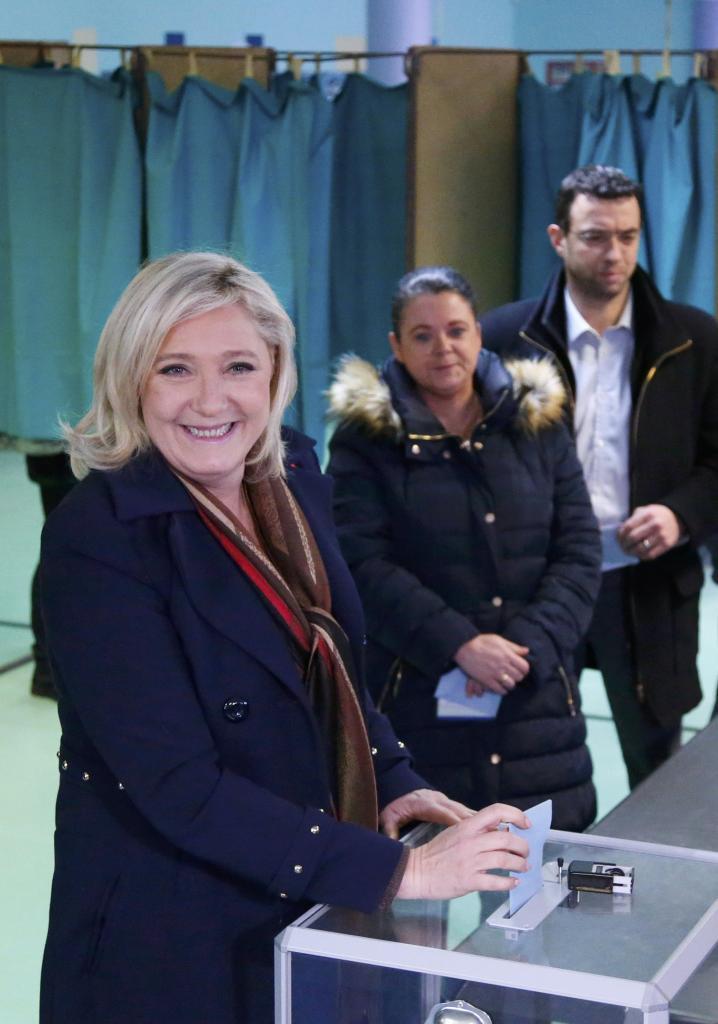 Marine Le Pen depositando su voto en la urna.