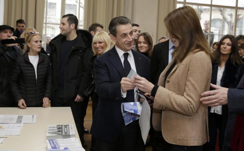 El ex presidente de la Repblica Francesa acudi a votar acompaado...