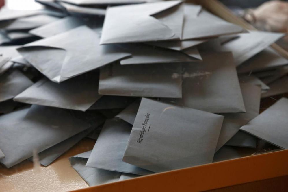 Decenas de papeletas se apilan en el interior de una de las urnas.