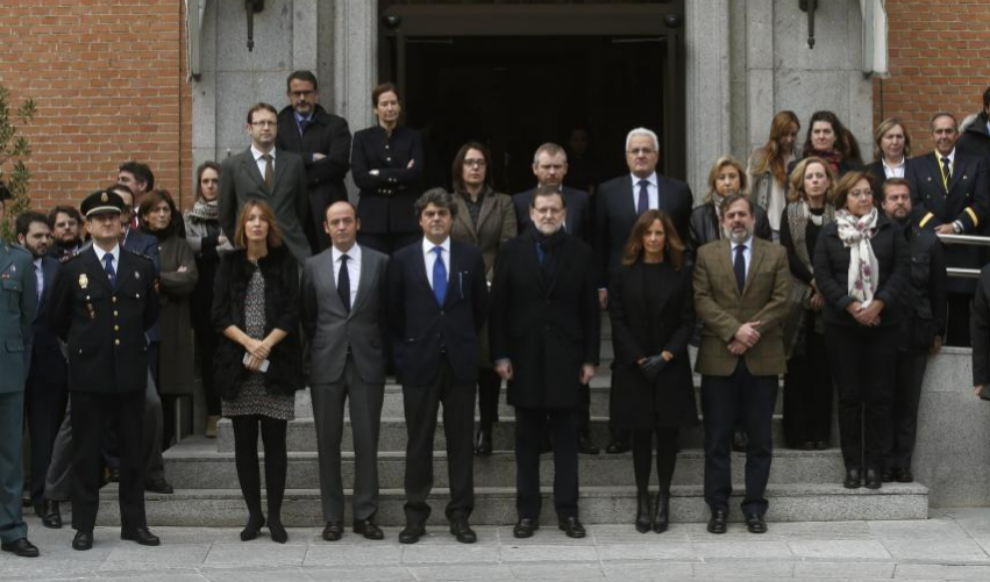 Mariano Rajoy, junto al personal del complejo de la Moncloa, durante...