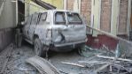 Uno de los vehiculos de la embajada destrozados en el ataque.