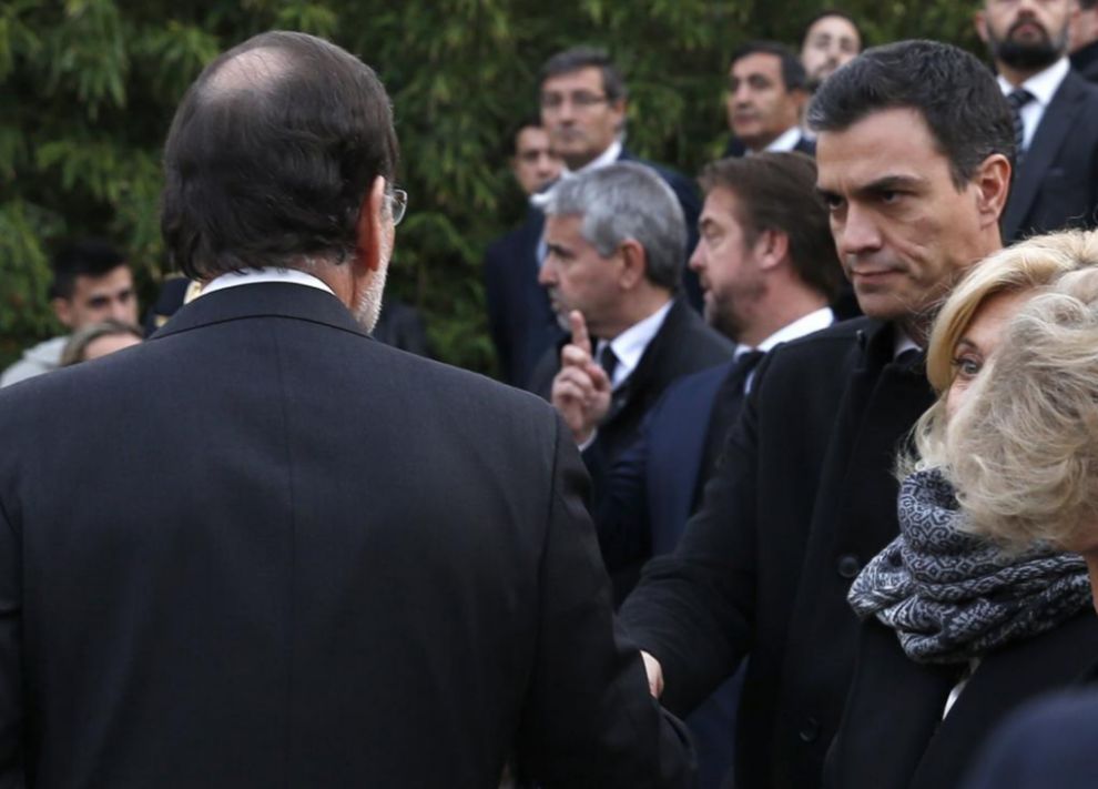 Mariano Rajoy (izq.) y Pedro Snchez, este martes en el funeral de...