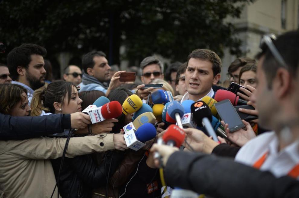 Albert Rivera habla con los periodistas en Santander.