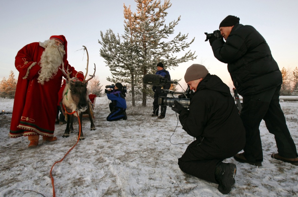Santa Claus posa con uno de sus famosos renos en Rovaniemi (Finlandia)