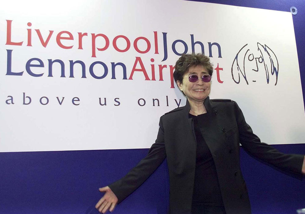 La propia Yoko fue la que present el nuevo logo del aeropuerto de...