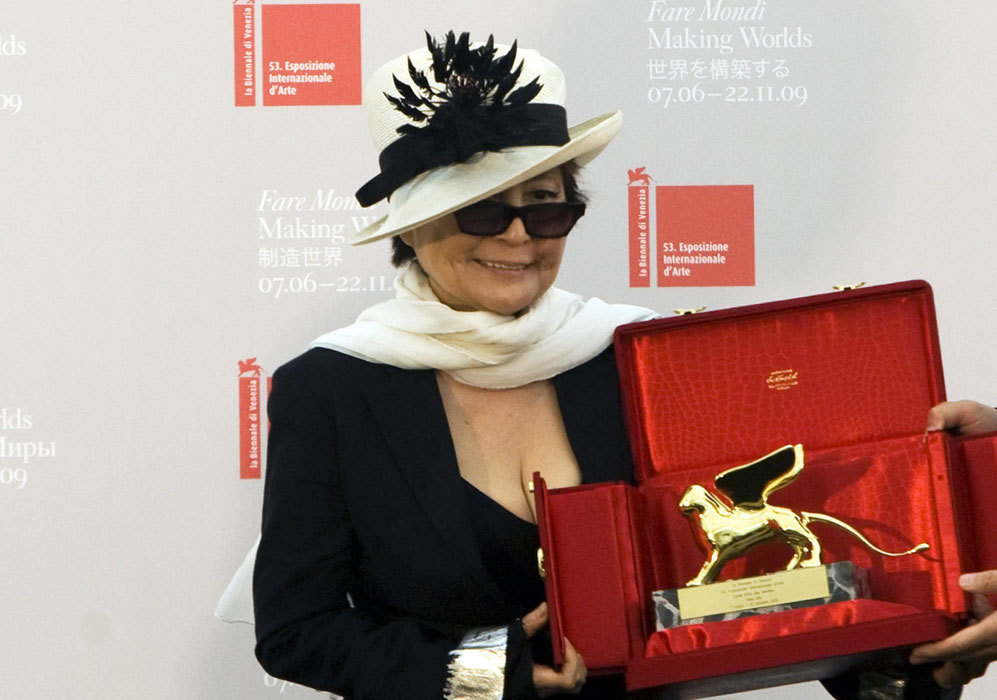 En 2009, fue galardonada con el Len de Oro por su trayectoria...