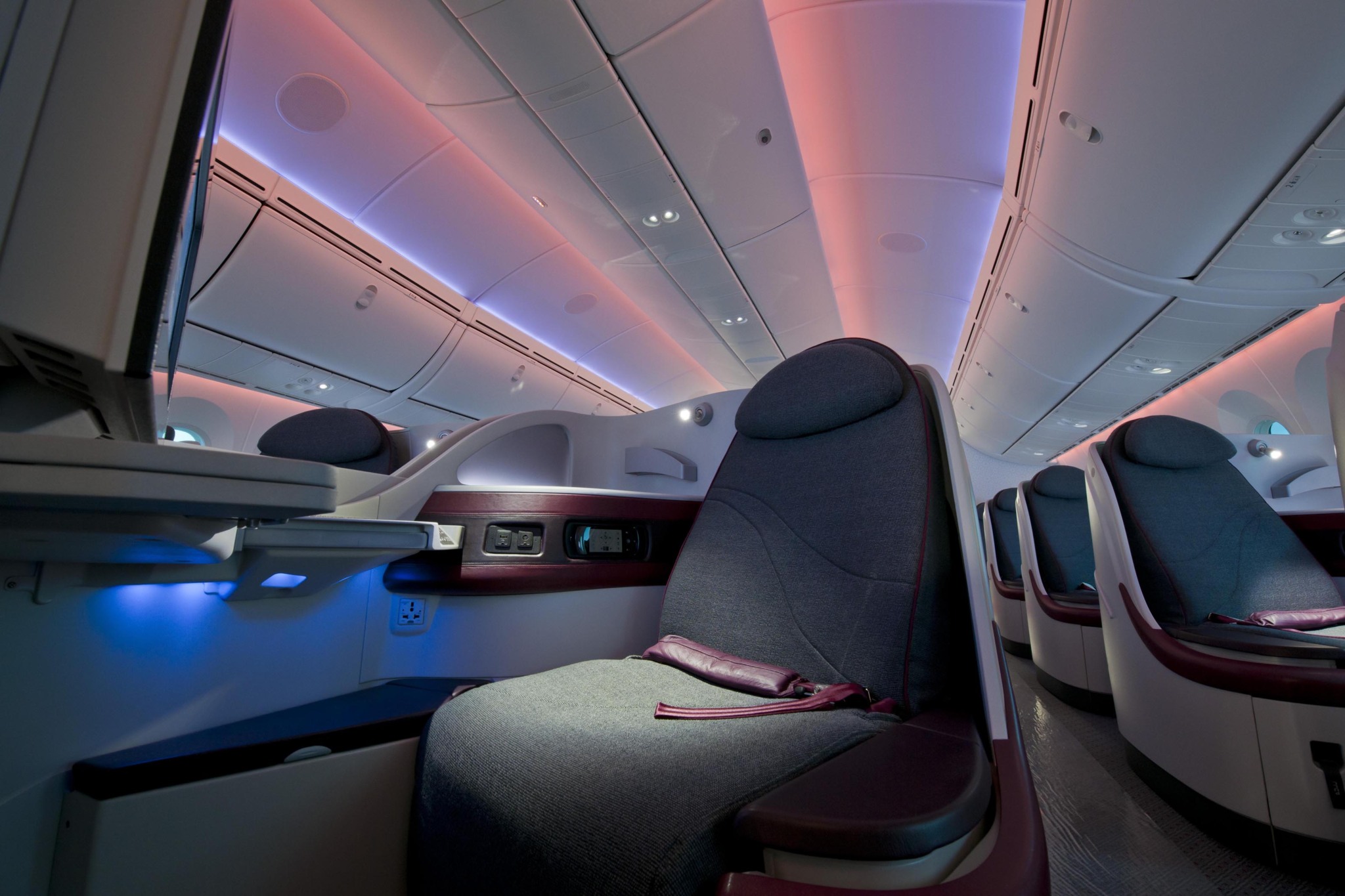 Cada asiento de Qatar Airways, a varios metros del siguiente, se...