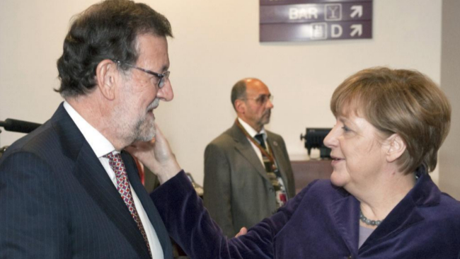 Angela Merkel saluda a Mariano Rajoy en Bruselas.