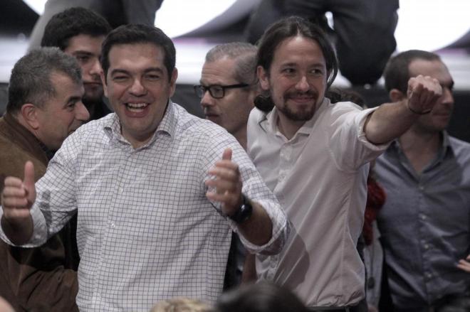 Alexis Tsipras y Pablo Iglesias en la clausura de la asamblea...