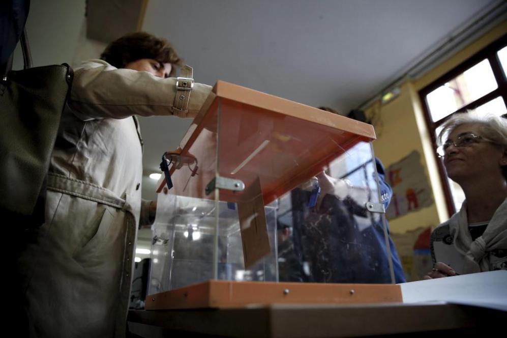Una mujer depositando su voto en la urna a primera hora de la maana.