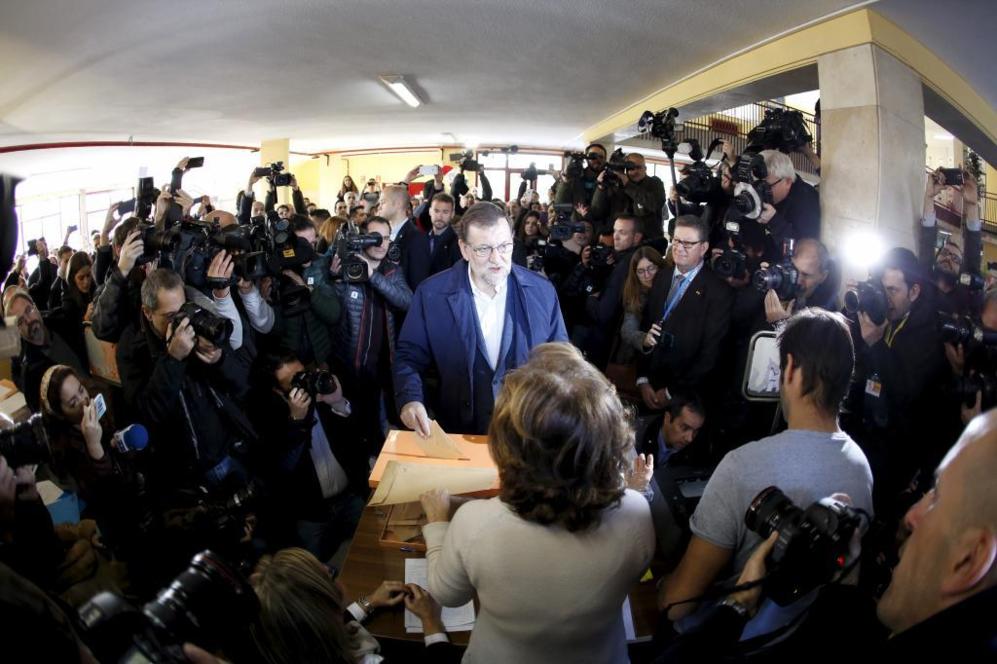 El presidente del Gobierno, Mariano Rajoy, vota en el colegio...