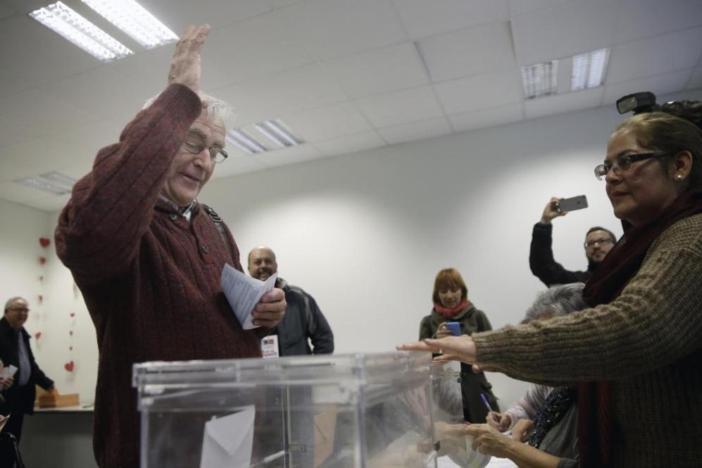 El alcalde de Valencia, Joan Rib, ejerce su derecho al voto en un...