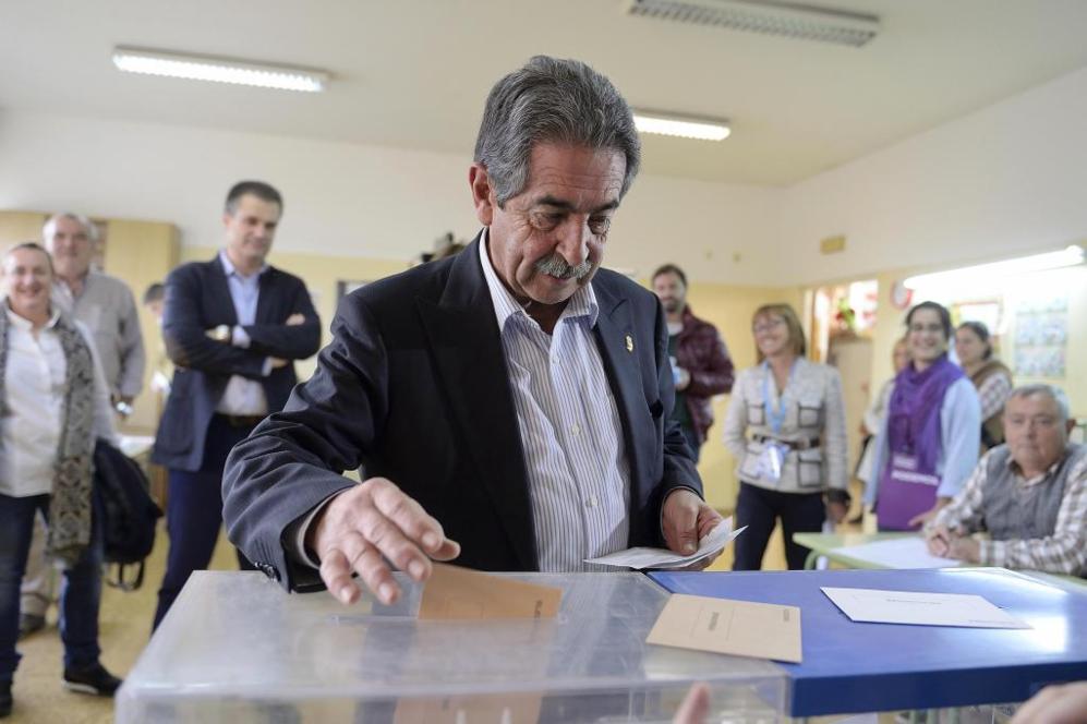 El presidente de Cantabria, Miguel ngel Revilla, vota para las...