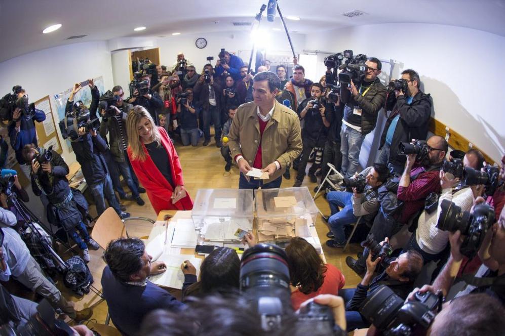 Pedro Snchez, candidato del PSOE, vota en su colegio electoral,...