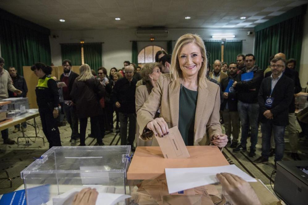 La presidenta de la comunidad de Madrid, Cristina Cifuentes, votando...