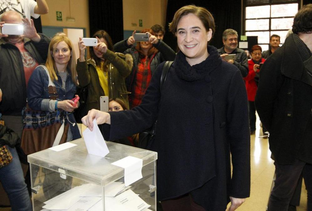 Ada Colau, alcaldesa de Barcelona, votando en el centro cvico 'La...