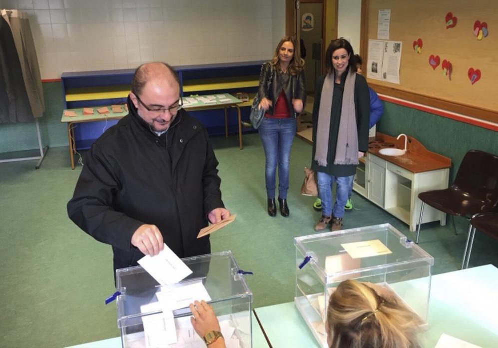 El presidente del Gobierno de Aragn, Javier Lambn, ha votado en un...