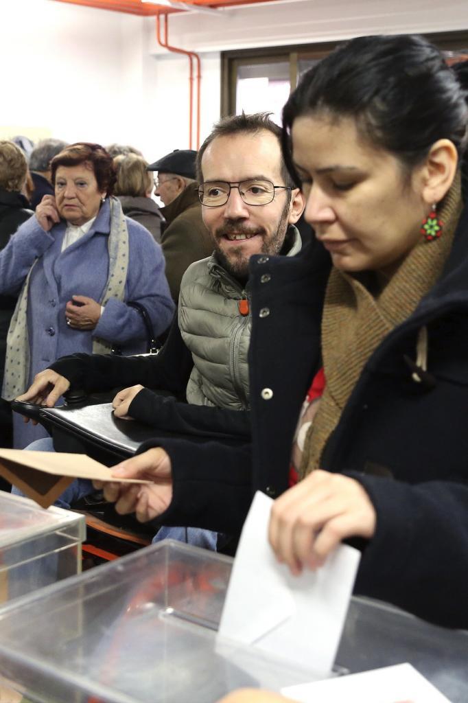 El secretario general de Podemos en Aragn, Pablo Echenique, vota por...