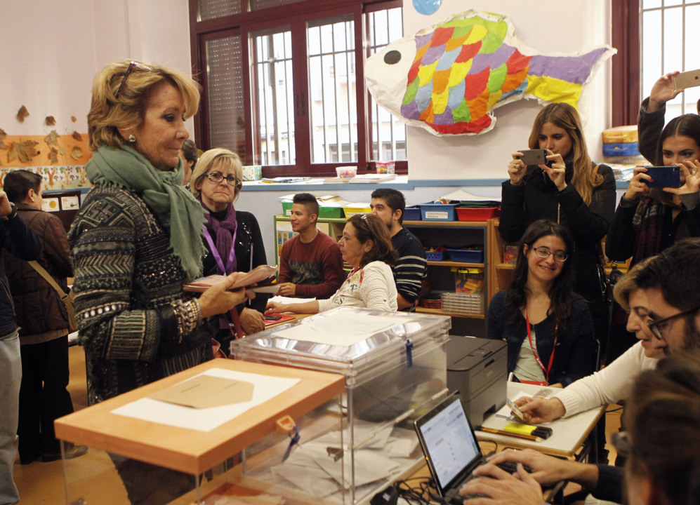 Esperanza Aguirre acude a votar en su colegio electoral de Madrid.
