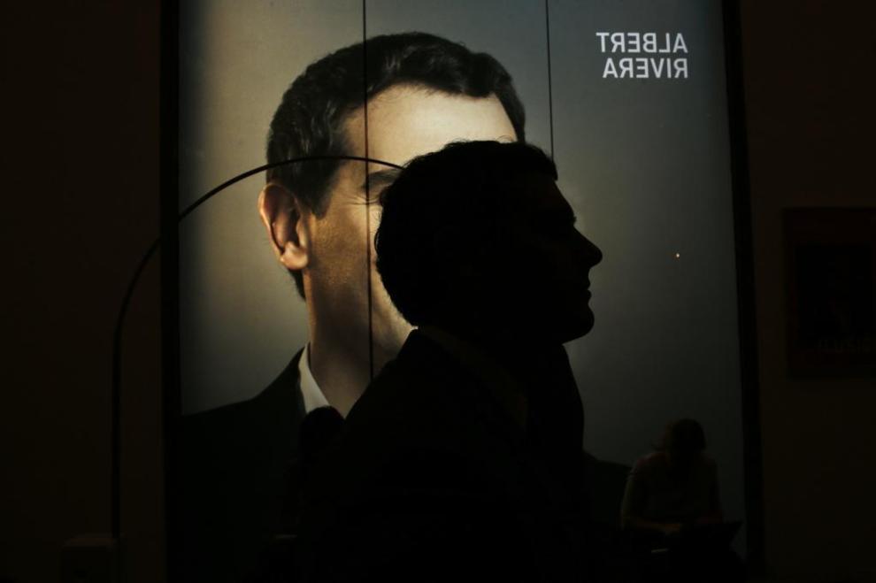 Albert Rivera, en la sede del partido en Madrid, con una imagen suya...