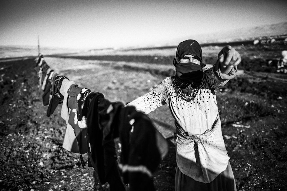 Una mujer tiende la ropa en el asentamiento de Al Nahar, Budai,...